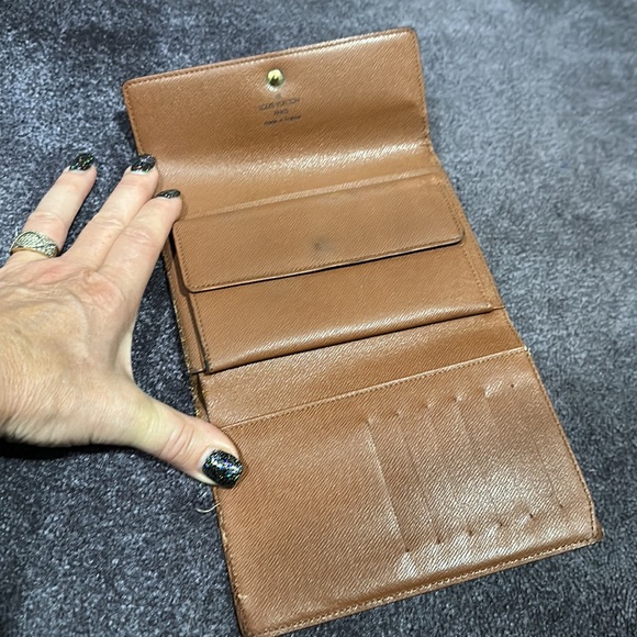 Luis Vuitton wallet. - Picture 7 of 17